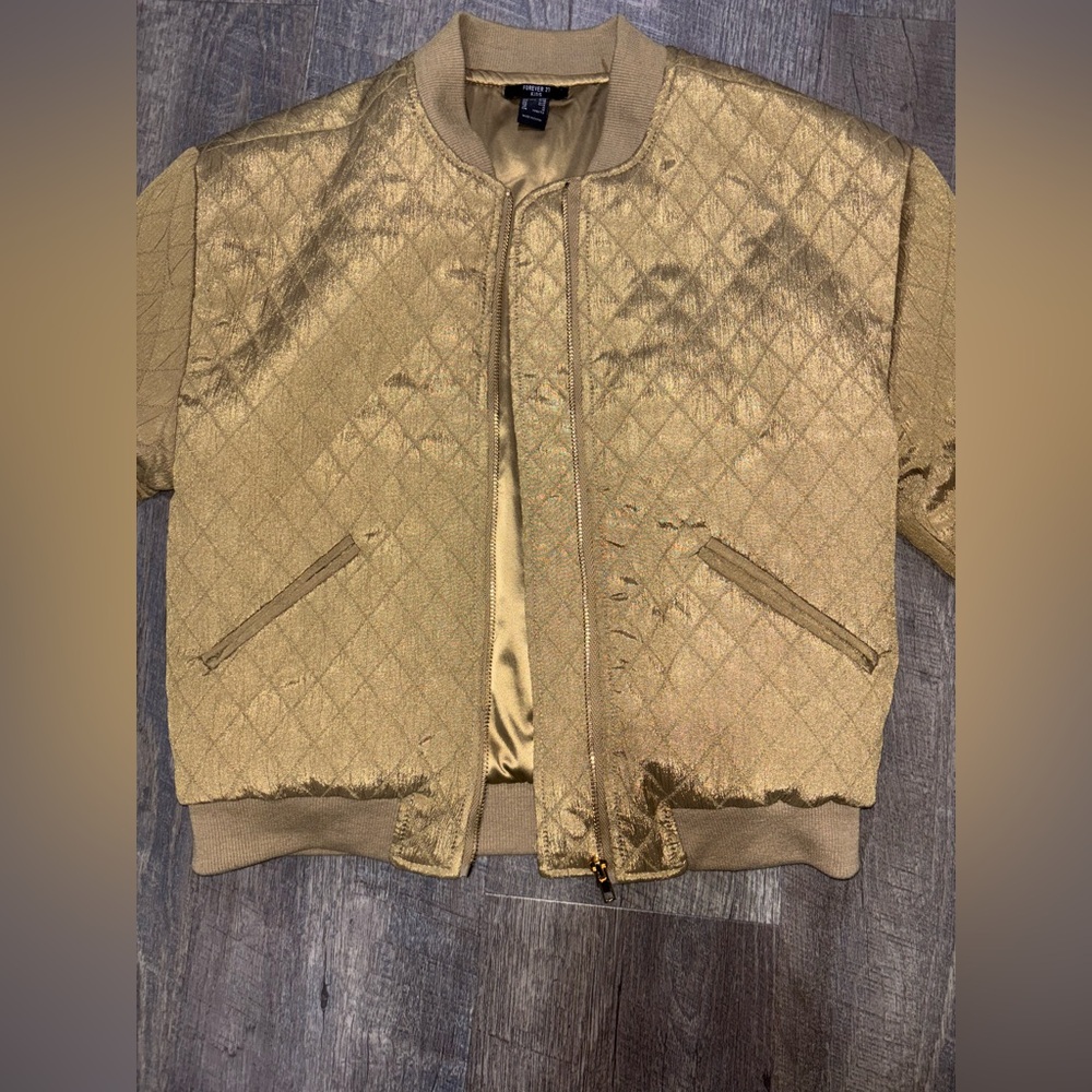 FOREVER 21– KIDS GOLD BOMBER JACKET.
SIZE: (US 9/10)